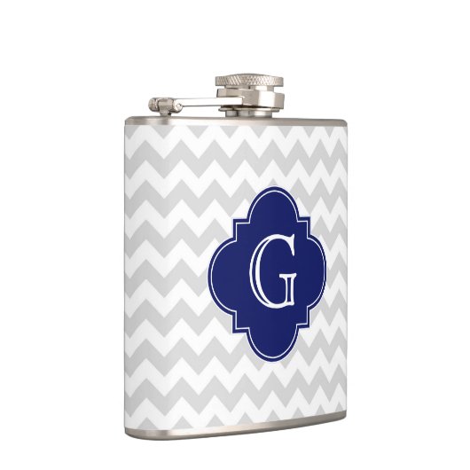Leicht graue Zickzack Navy Quatrefolienmonogramm Flachmann (Rechts)