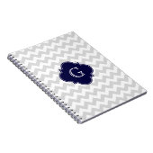 Leicht graue Zickzack Navy Quatrefolienmonogramm Notizblock (Rechte Seite)