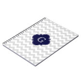 Leicht graue Zickzack Navy Quatrefolienmonogramm Notizblock (Linke Seite)