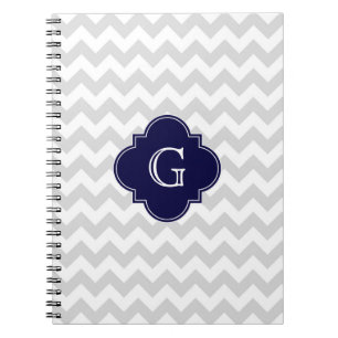 Leicht graue Zickzack Navy Quatrefolienmonogramm Notizblock