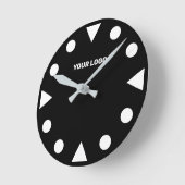 Leicht lesbare kleine, einfache Uhr an der Wand (Winkel)