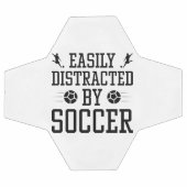 Leicht vom Fußball abgelenkt (Flach)