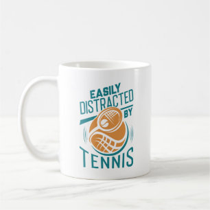 Leicht vom Tennis abgelenkt Kaffeetasse