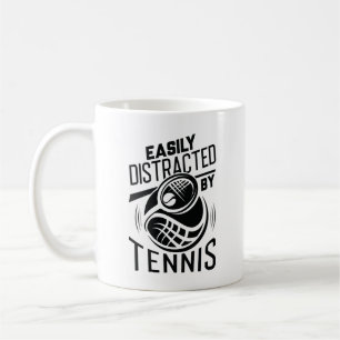 Leicht vom Tennis abgelenkt Kaffeetasse
