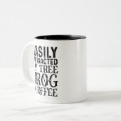 Leicht von Baumfrosch und Kaffee abgelenkt Zweifarbige Tasse (Vorderseite Links)