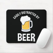 Leicht von Bier abgelenkt Mousepad (Mit Mouse)
