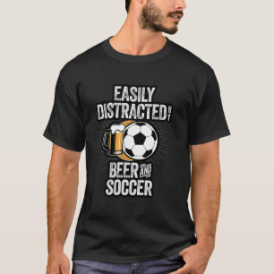 Leicht von Bier und Fußball abgelenkt T-Shirt