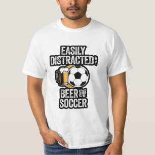 Leicht von Bier- und Fußball-T - Shirt abgelenkt