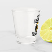 Leicht von Bier und Musik abgelenkt Schnapsglas (Links)