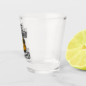 Leicht von Bier und Musik abgelenkt Schnapsglas (Rechts)