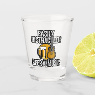 Leicht von Bier und Musik abgelenkt Schnapsglas