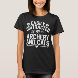 Leicht von Bogenschießen und Katzen abgelenkt T-Shirt