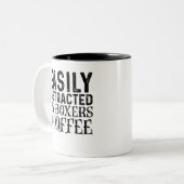 Leicht von Boxern und Kaffee abgelenkt Zweifarbige Tasse (Vorderseite Links)