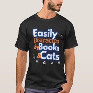 Leicht von Büchern und Katzen abgelenkt T-Shirt