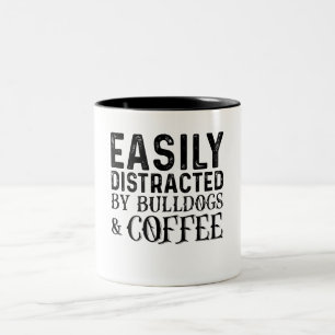 Leicht von Bullhunden und Kaffee abgelenkt Zweifarbige Tasse