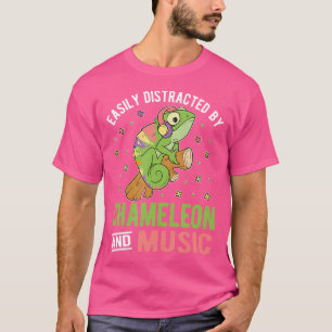 Leicht von Chameleon und Musik abgelenkt T-Shirt