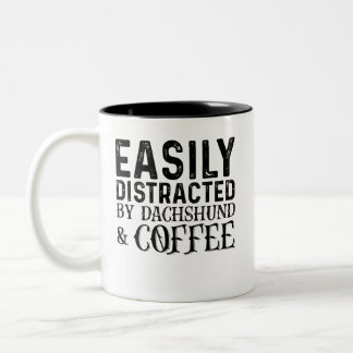Leicht von Dackel und Kaffee abgelenkt Zweifarbige Tasse