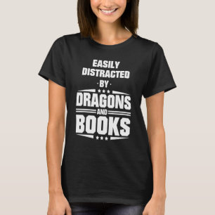 Leicht von Drachen und Büchern abgelenkt T-Shirt