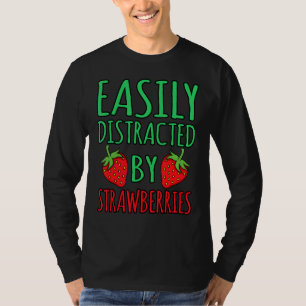 Leicht von Erdbeeren abgelenkt T-Shirt