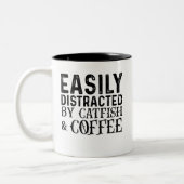 Leicht von Fisch und Kaffee abgelenkt Zweifarbige Tasse (Links)