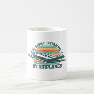 Leicht von Flugzeugen Piloten abgelenkt Kaffeetasse