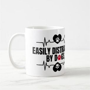 Leicht von Hunden abgelenkt Kaffeetasse
