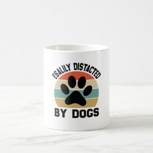 Leicht von Hunden abgelenkt Kaffeetasse