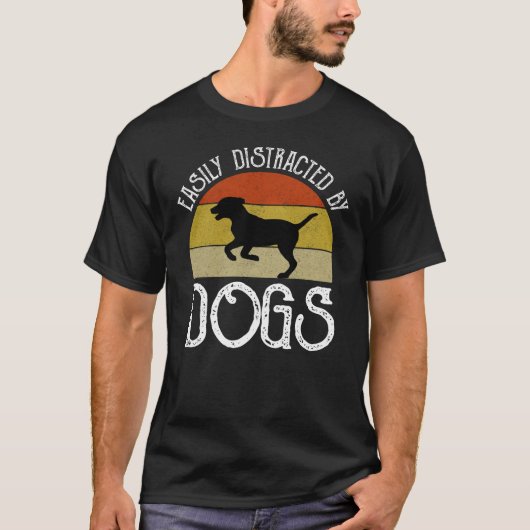 Leicht von Hunden abgelenkt T-Shirt (Vorderseite)