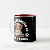 Leicht von Hunden und Büchern abgelenkt Zweifarbige Tasse (Vorderseite Links)