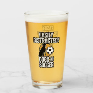 Leicht von Hunden und Fußball abgelenkt Glas