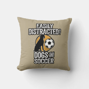 Leicht von Hunden und Fußball abgelenkt Kissen