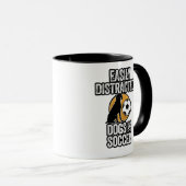 Leicht von Hunden und Fußball abgelenkt Tasse (VorderseiteRechts)