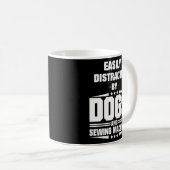 Leicht von Hunden und Nähmaschinen abgelenkt Kaffeetasse (VorderseiteRechts)