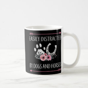 Leicht von Hunden und Pferden abgelenkt Kaffeetasse