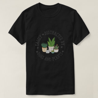 Leicht von Hunden und Pflanze abgelenkt T-Shirt