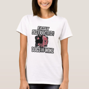 Leicht von Hunden und Wein abgelenkt T-Shirt