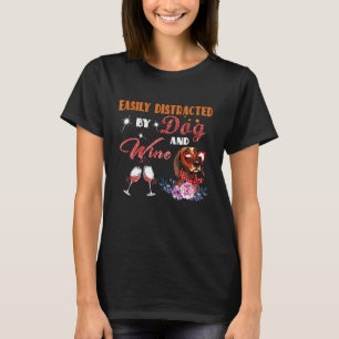 Leicht von Hunden und Wine Funny Wine abgelenkt T-Shirt