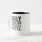 Leicht von Huskies und Kaffee abgelenkt Zweifarbige Tasse (Vorderseite Links)