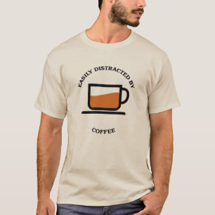Leicht von Kaffee mit Kaffeetasse abgelenkt T-Shirt