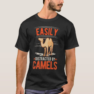 Leicht von Kamelen abgelenkt T-Shirt