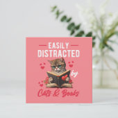 Leicht von Katzen und Büchern abgelenkt (Stehend Vorderseite)