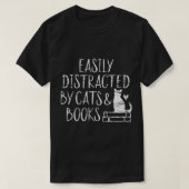 leicht von Katzen und Büchern abgelenkt - Buchlieb T-Shirt (Design vorne)