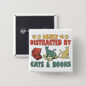 Leicht von Katzen und Büchern abgelenkt Button (Vorne & Hinten)