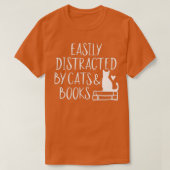 Leicht von Katzen und Büchern abgelenkt Funny Book T-Shirt (Design vorne)