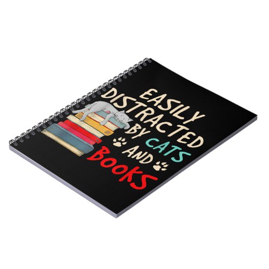 Leicht von Katzen und Büchern abgelenkt | Funny Ca Notizblock (Linke Seite)