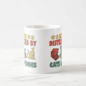 Leicht von Katzen und Büchern abgelenkt Kaffeetasse (Mittel)