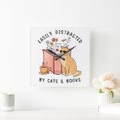 Leicht von Katzen und Büchern abgelenkt Quadratische Wanduhr (Zuhause)