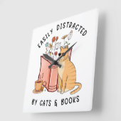 Leicht von Katzen und Büchern abgelenkt Quadratische Wanduhr (Winkel)
