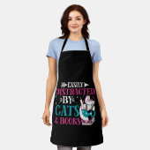 Leicht von Katzen und Büchern abgelenkt Schürze (Getragen)