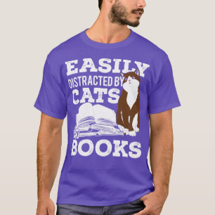 Leicht von Katzen und Büchern abgelenkt T-Shirt